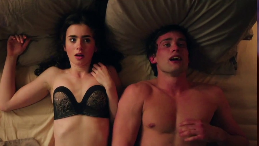 Lily Collins nudo